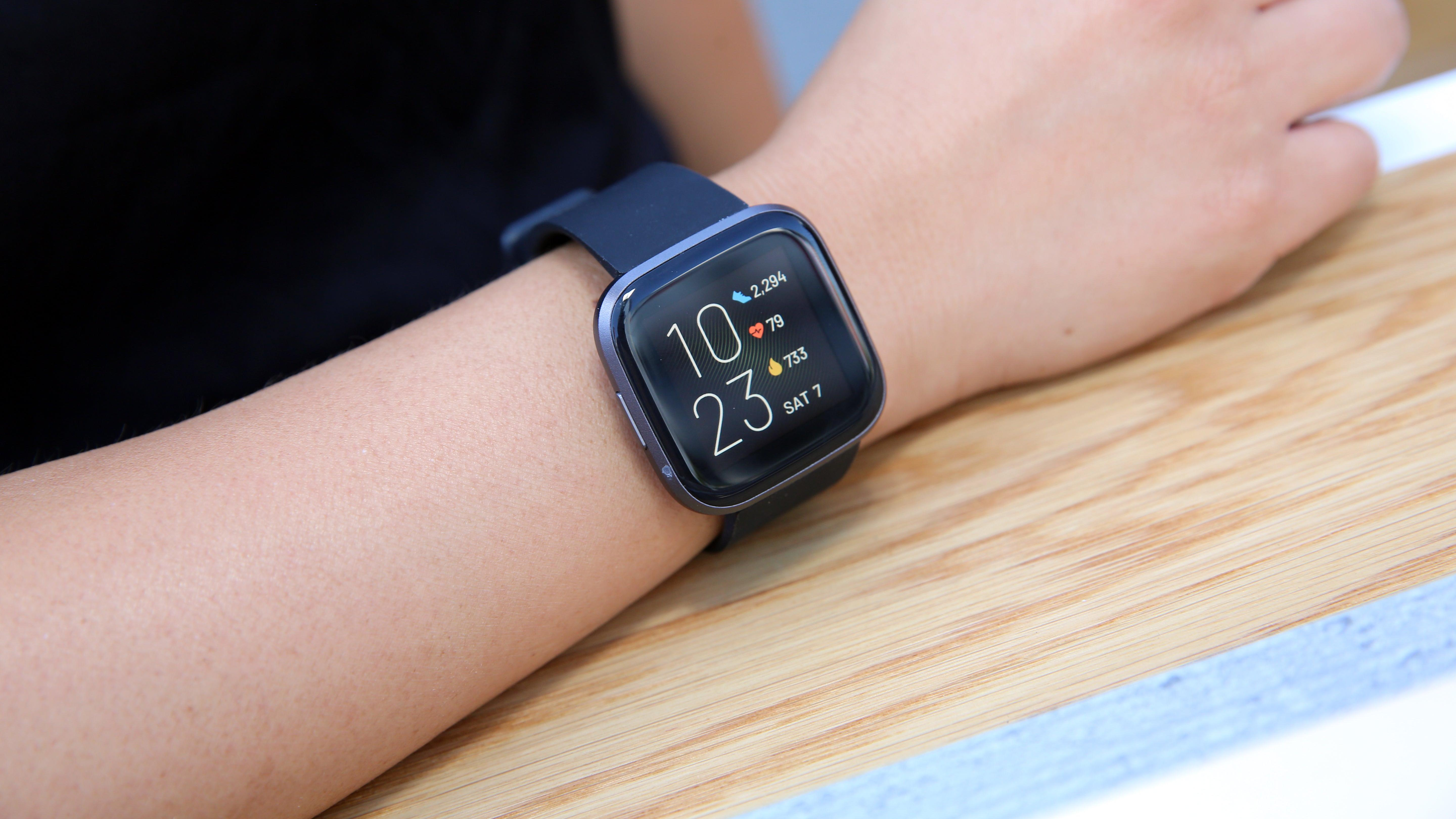 En visning af Fitbits Versa 2 ved et lanceringsarrangement, der blev afholdt den 7. september 2019 i Los Angeles, Californien.